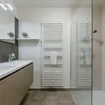 Luminous Near The Marina With Parking - 3br