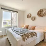 Luminous Near The Marina With Parking - 3br *