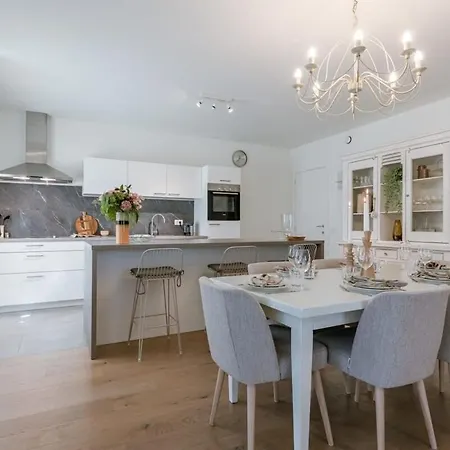 Huswell - A Luminous Near The Marina *