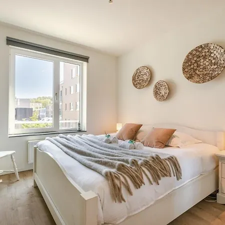 Luminous Near The Marina With Parking - 3br *
