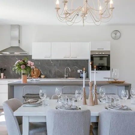 Luminous Near The Marina With Parking - 3br Appartement Oostende