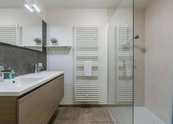 Luminous Near The Marina With Parking - 3br