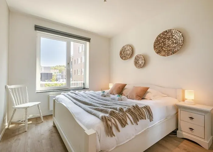 Luminous Near The Marina With Parking - 3br *