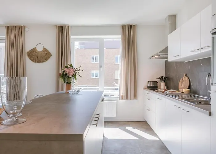 Luminous Near The Marina With Parking - 3br Appartement Oostende