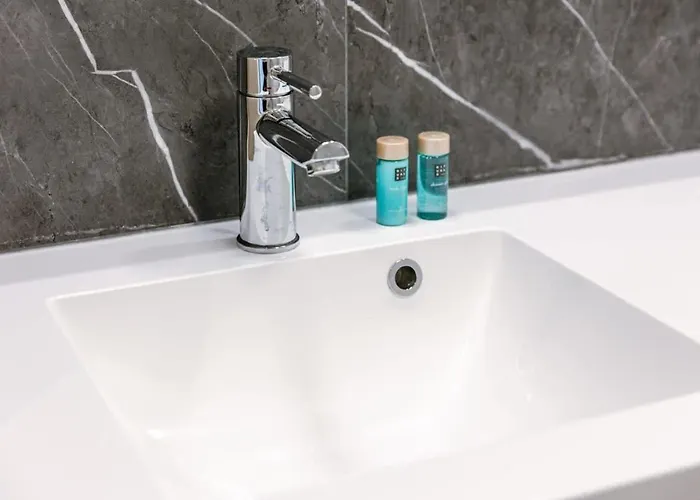 Luminous Near The Marina With Parking - 3br *