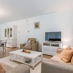 Luminous Near The Marina With Parking - 3br Apartment *